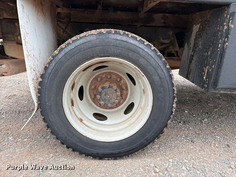image for item EW8984 2016 Ford F550 flatbed truck