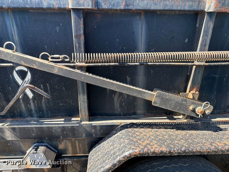 image for item EX0510 2007 Parker dump trailer