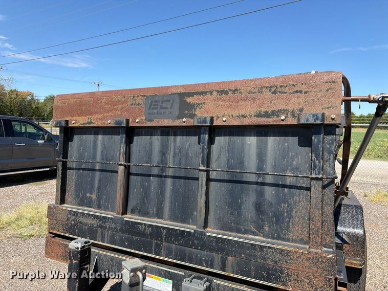 image for item EX0510 2007 Parker dump trailer