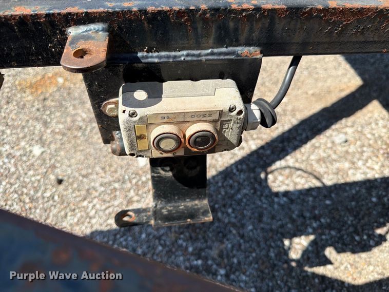 image for item EX0510 2007 Parker dump trailer