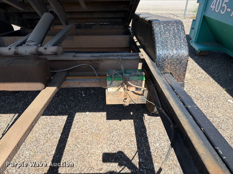 image for item EX0510 2007 Parker dump trailer