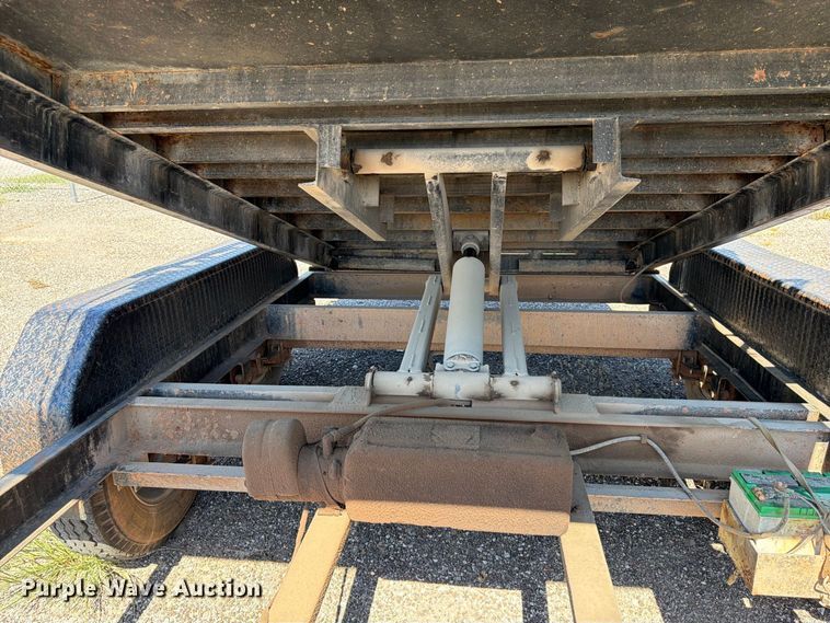 image for item EX0510 2007 Parker dump trailer