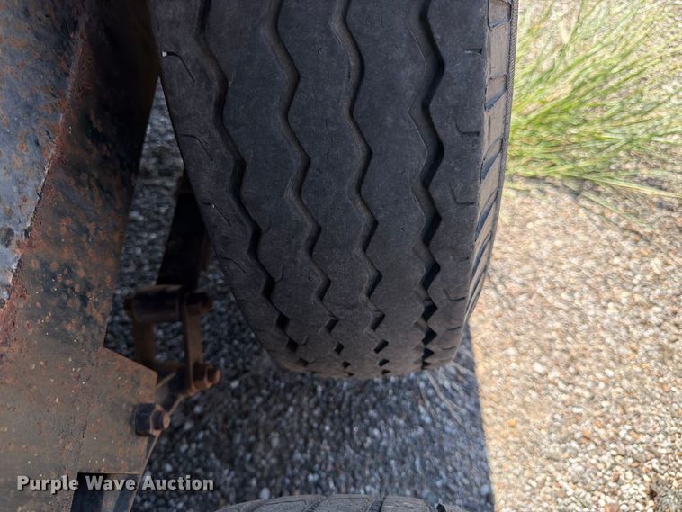 image for item EX0510 2007 Parker dump trailer