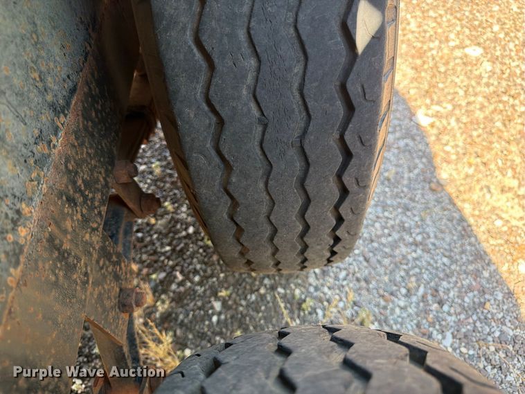 image for item EX0510 2007 Parker dump trailer