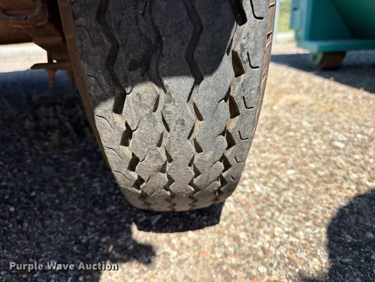 image for item EX0510 2007 Parker dump trailer