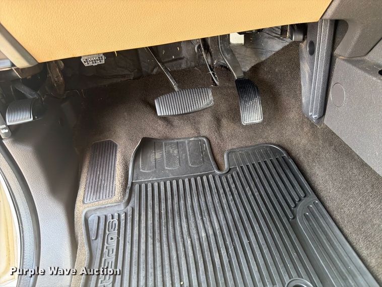 image for item EX0554 2014 Ford F350 Super Duty Crew Cab flatbed pickup truck