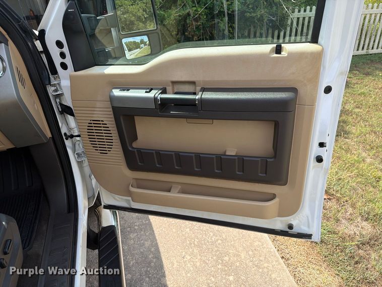 image for item EX0554 2014 Ford F350 Super Duty Crew Cab flatbed pickup truck