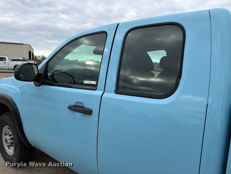 image for item EX1007 2010 GMC Sierra 2500HD Ext. Cab pickup truck