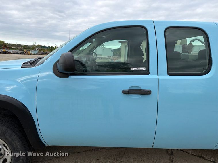 image for item EX1007 2010 GMC Sierra 2500HD Ext. Cab pickup truck