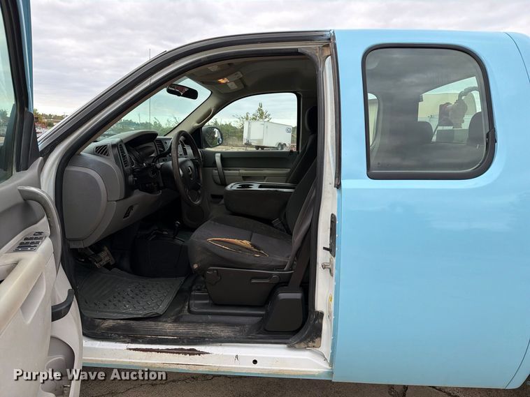 image for item EX1007 2010 GMC Sierra 2500HD Ext. Cab pickup truck