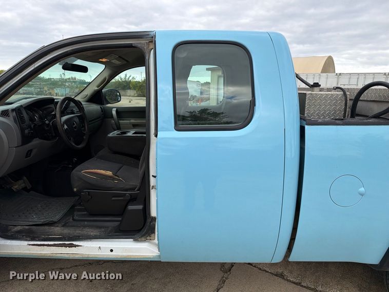 image for item EX1007 2010 GMC Sierra 2500HD Ext. Cab pickup truck