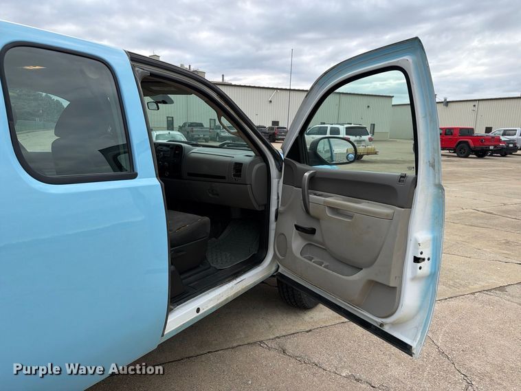 image for item EX1007 2010 GMC Sierra 2500HD Ext. Cab pickup truck