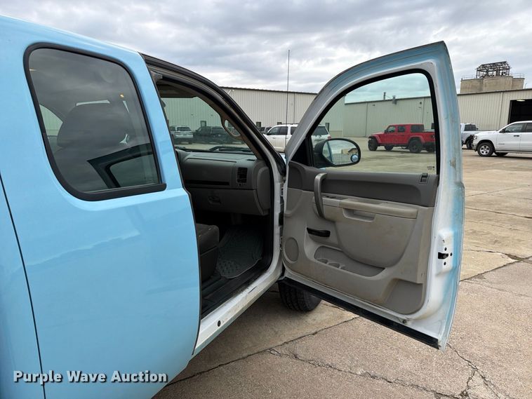image for item EX1007 2010 GMC Sierra 2500HD Ext. Cab pickup truck