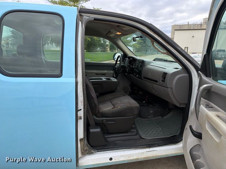 image for item EX1007 2010 GMC Sierra 2500HD Ext. Cab pickup truck