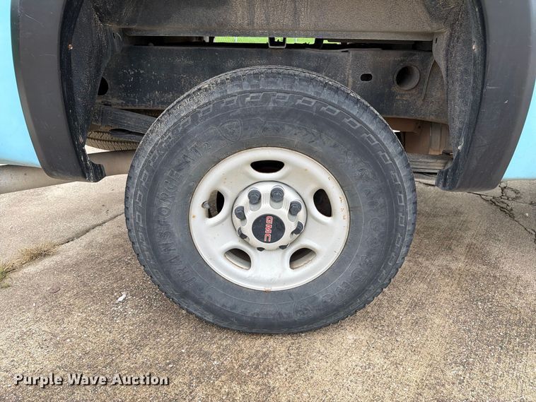 image for item EX1007 2010 GMC Sierra 2500HD Ext. Cab pickup truck
