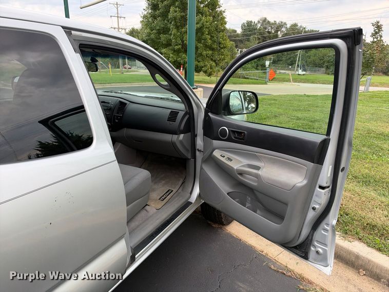 image for item EX2320 2007 Toyota Tacoma Ext. Cab pickup truck