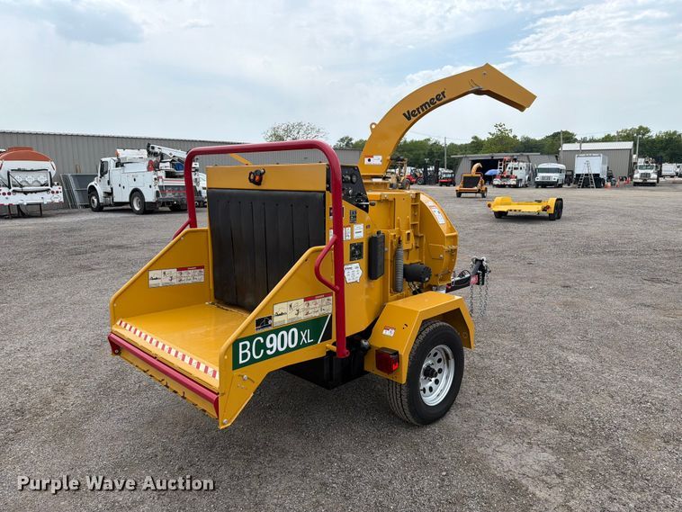 image for item FB5024 2022 Vermeer BC900XL wood chipper