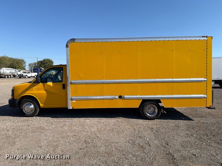 image for item FB5111 2012 GMC Savana 3500 box truck
