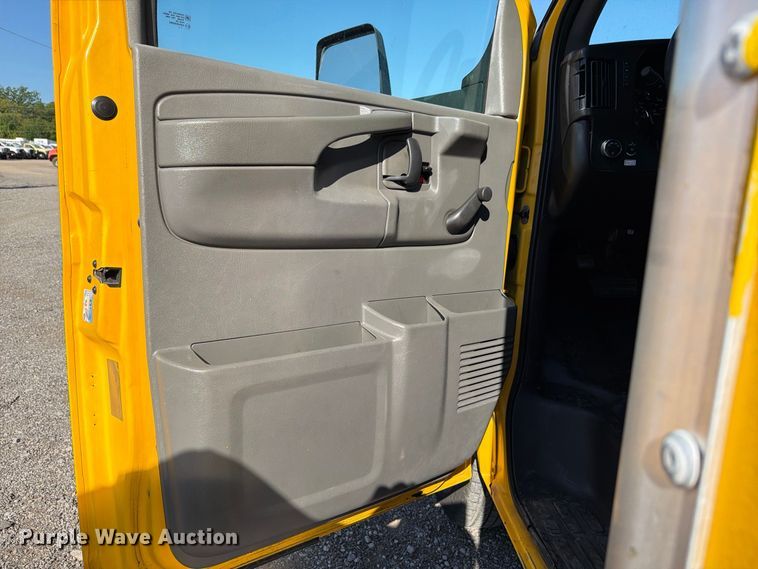 image for item FB5111 2012 GMC Savana 3500 box truck