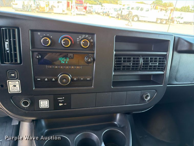 image for item FB5111 2012 GMC Savana 3500 box truck