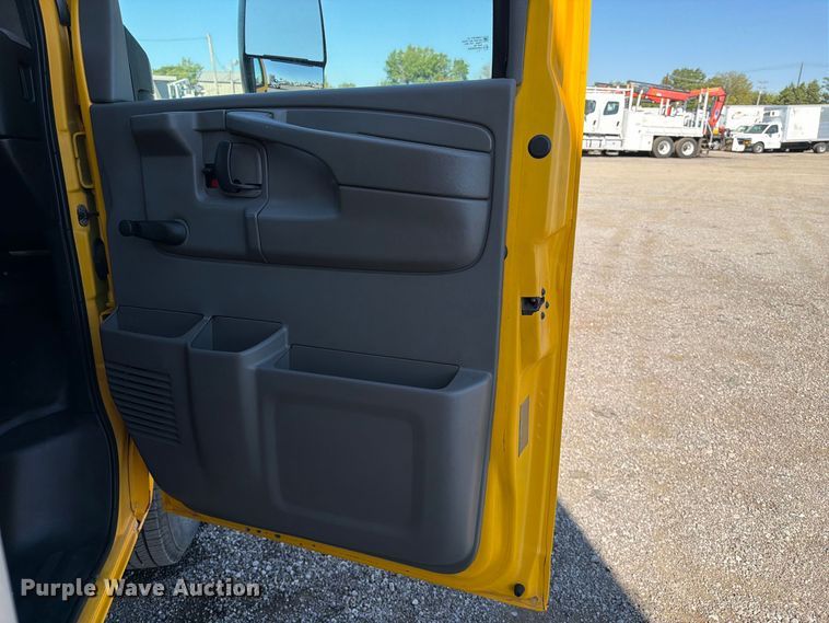 image for item FB5111 2012 GMC Savana 3500 box truck