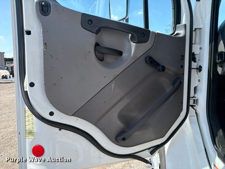 image for item FB5152 2015 Freightliner Business Class M2 flatbed truck