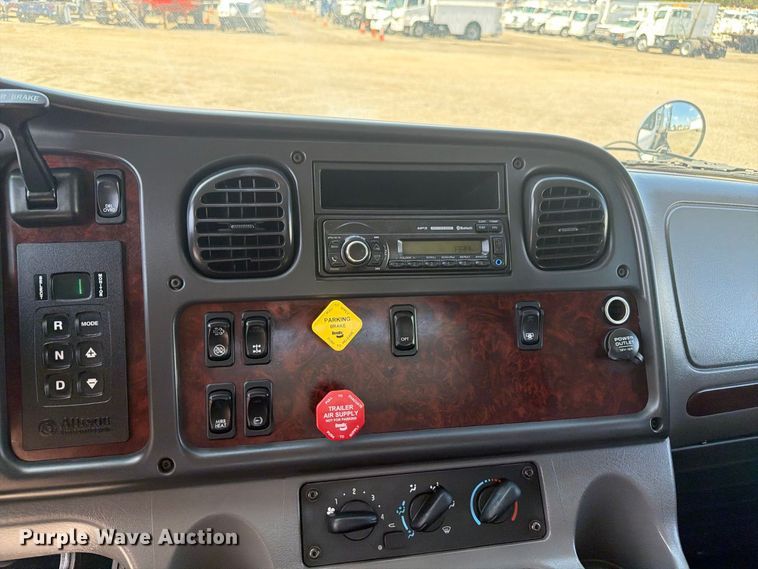 image for item FB5152 2015 Freightliner Business Class M2 flatbed truck
