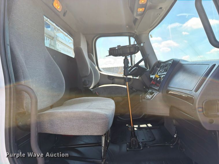 image for item FB5152 2015 Freightliner Business Class M2 flatbed truck