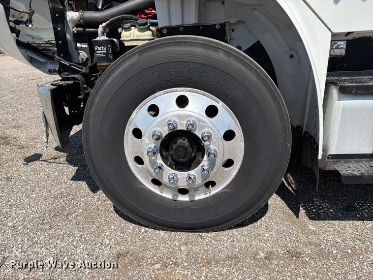 image for item FB5152 2015 Freightliner Business Class M2 flatbed truck