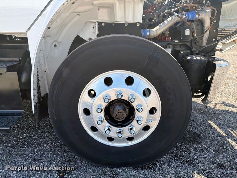 image for item FB5152 2015 Freightliner Business Class M2 flatbed truck