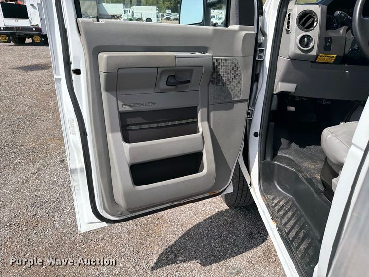 image for item FB5158 2013 Ford E450 box truck