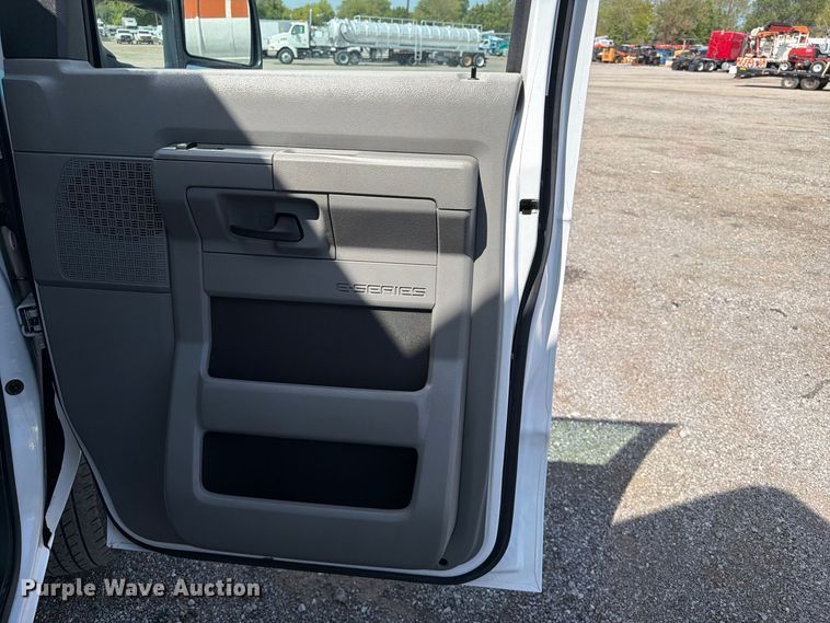 image for item FB5158 2013 Ford E450 box truck
