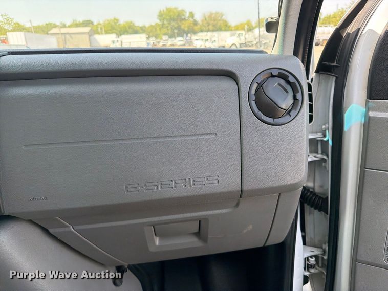 image for item FB5158 2013 Ford E450 box truck