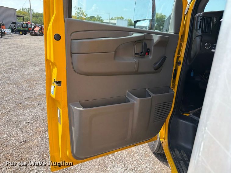 image for item FB5162 2012 GMC Savana 3500 box truck