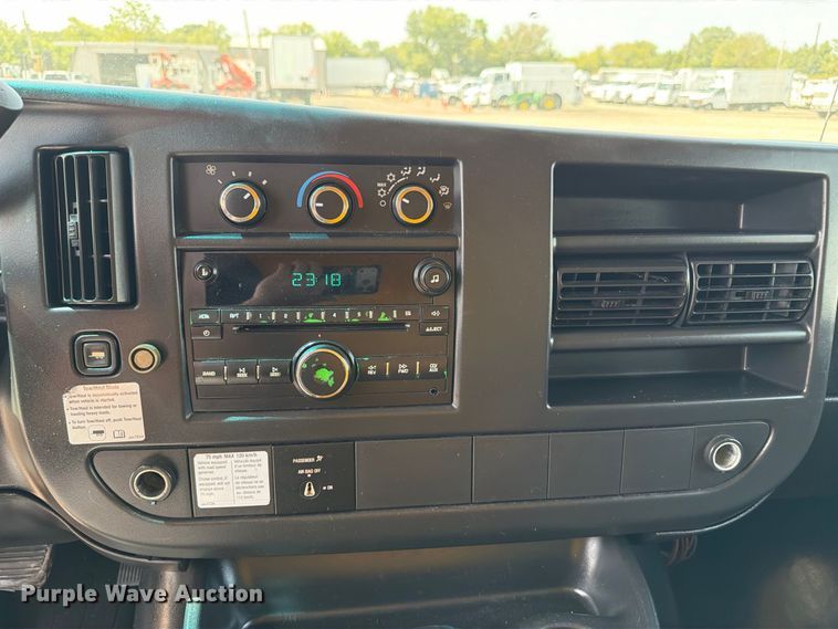 image for item FB5162 2012 GMC Savana 3500 box truck