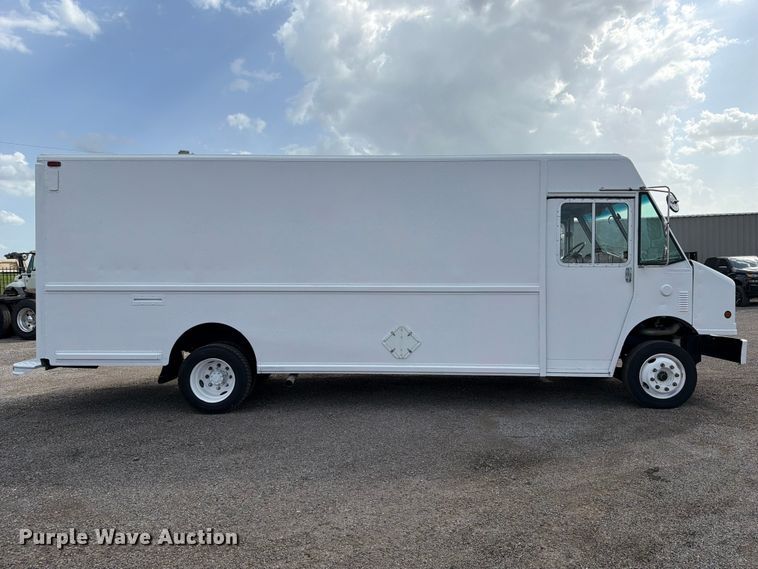 image for item FB5165 2001 Freightliner MT55 delivery van