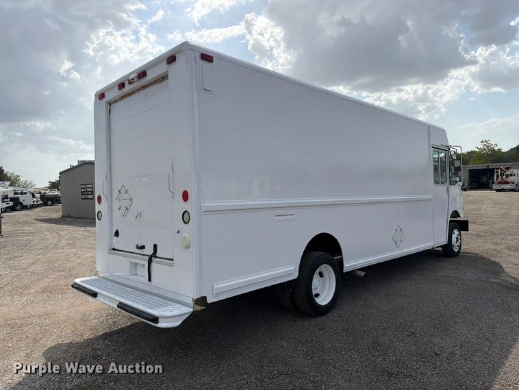 image for item FB5165 2001 Freightliner MT55 delivery van