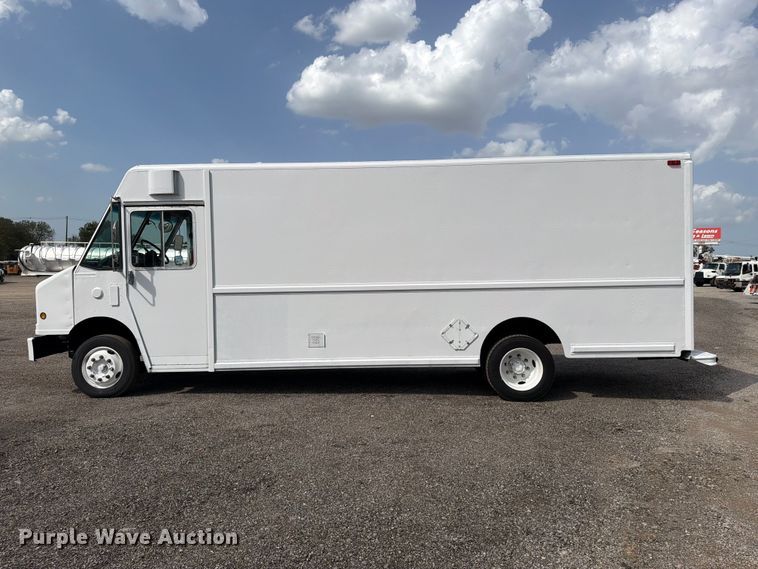 image for item FB5165 2001 Freightliner MT55 delivery van