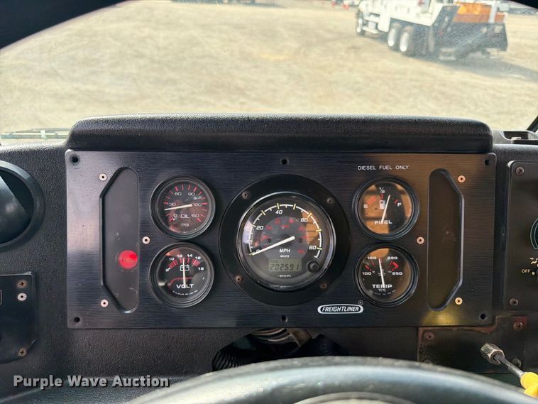 image for item FB5165 2001 Freightliner MT55 delivery van