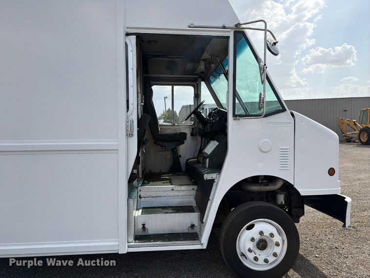 image for item FB5165 2001 Freightliner MT55 delivery van