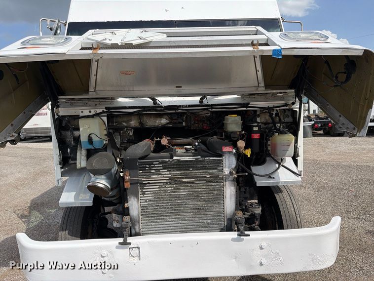 image for item FB5165 2001 Freightliner MT55 delivery van