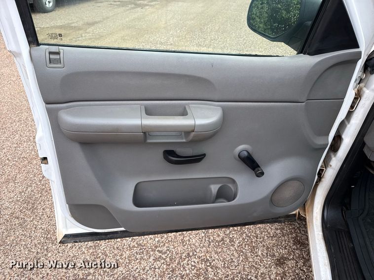 image for item FB6938 2007 Chevrolet Silverado 1500 pickup truck