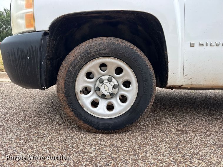 image for item FB6938 2007 Chevrolet Silverado 1500 pickup truck