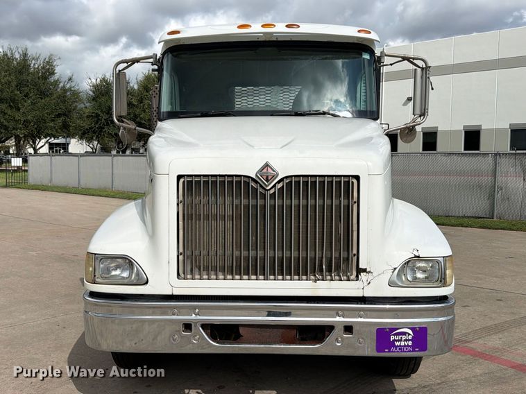 image for item FB8310 2003 International 9200i flatbed truck