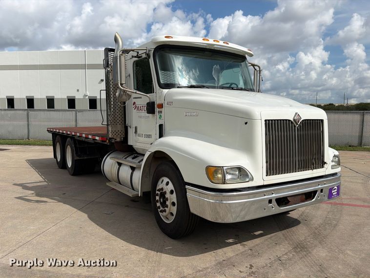 image for item FB8310 2003 International 9200i flatbed truck
