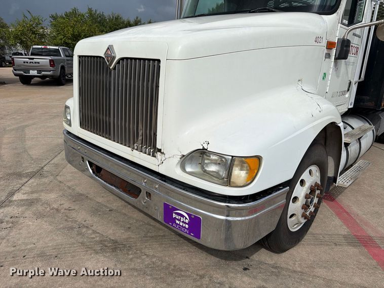 image for item FB8310 2003 International 9200i flatbed truck