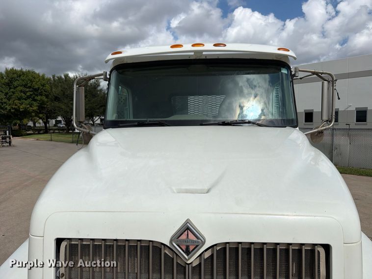 image for item FB8310 2003 International 9200i flatbed truck