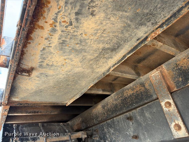image for item FB8310 2003 International 9200i flatbed truck