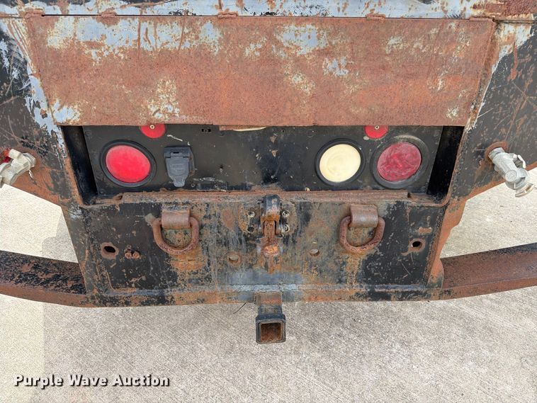 image for item FB8310 2003 International 9200i flatbed truck