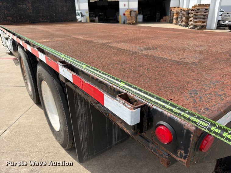 image for item FB8310 2003 International 9200i flatbed truck